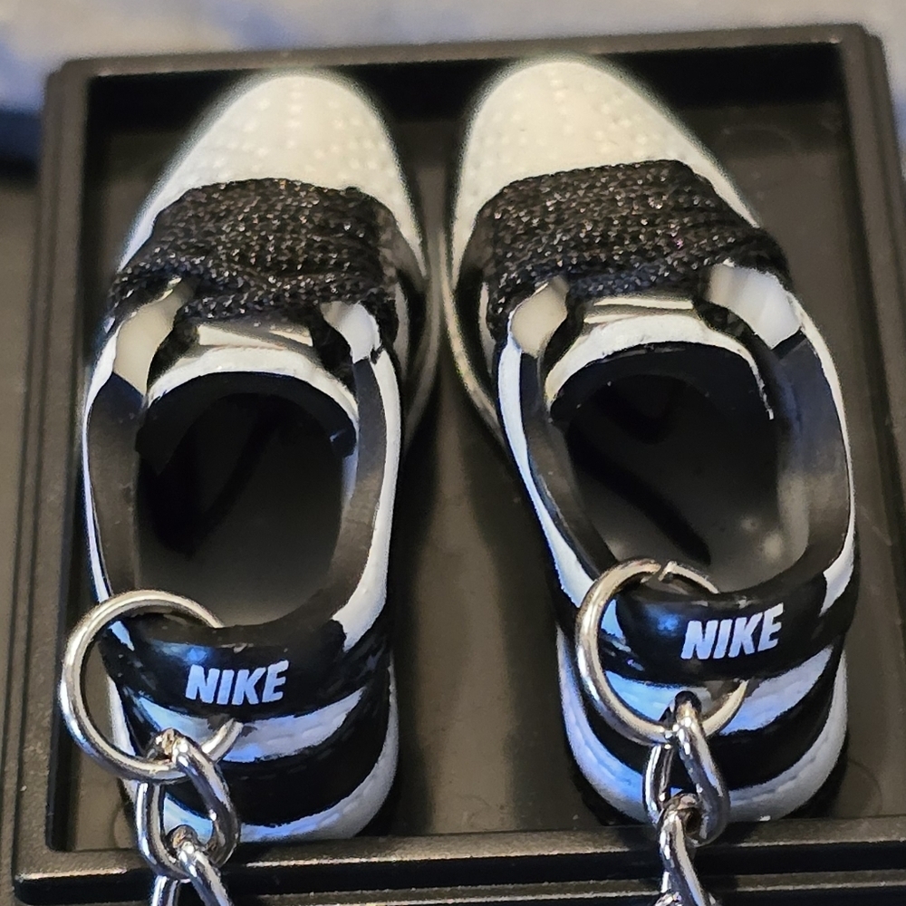 3D Mini Keychains Black and White - Picture 5 of 5